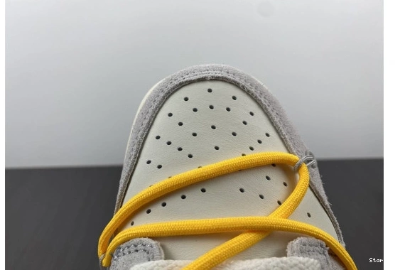 Lot DJ0950-109 O-W Nike Low Dunk 39 0824